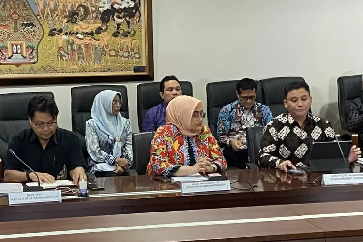  Dirjen PHI dan Jamsos Kemnaker Indah Anggoro Putri (tengah) dalam konferensi pers di Jakarta, Jumat (31/5/2024) (ANTARA/Prisca Triferna)