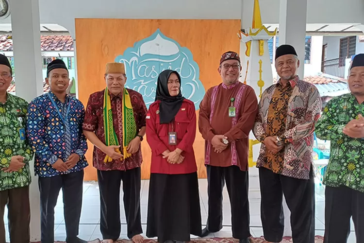 Para peserta dan pembicara pengajuan Uswatun Khasanah Mantri Pitu-Wolu foto bersama. (Dok Panitia Pengajian)