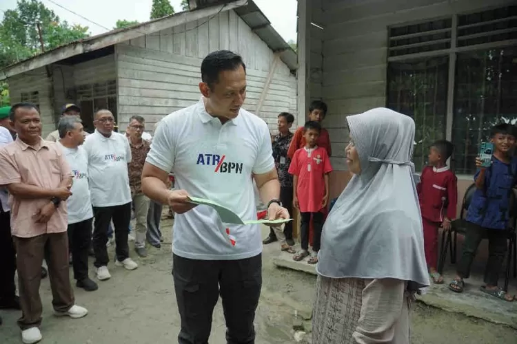 Menteri Agraria dan Tata Ruang/ Kepala Badan Pertanahan Nasional (ATR/BPN) Agus Harimurti Yudhoyono (AHY) memberikan sertifikat hasil konsolidasi tanah di Pekanbaru, Riau, Jumat (31/5/2024). ( ANTARA/HO-Humas Kementeri ATR/BPN.)