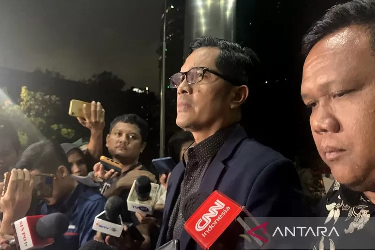 Tim hukum Syahrul Yasin Limpo, Febri Diansyah memberi keterangan pers di Gedung KPK, Jakarta, Kamis malam (12/10/2023).  (ANTARA/Mario Sofia Nasution)