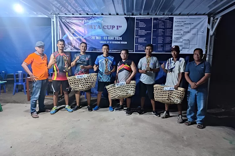 Juara Turnamen Tenis Meja Surya Cup 1 yang digelar di Dusun Rendeng Kulon Timbulharjo Sewon Bantul berpose bersama.  (Foto: Dok. Istimewa)