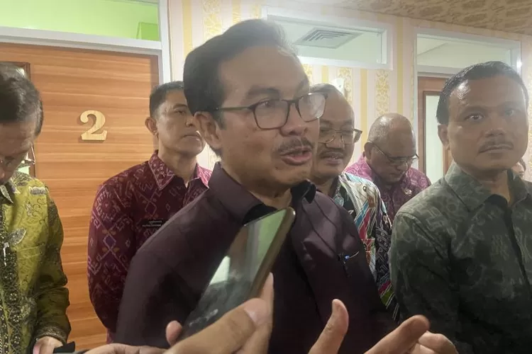 Kepala BKKBN Hasto Wardoyo saat diwawancara soal tren kasus perceraian di Denpasar, Bali, Selasa (4/6/2024). ( ANTARA/Ni Putu Putri Muliantari)