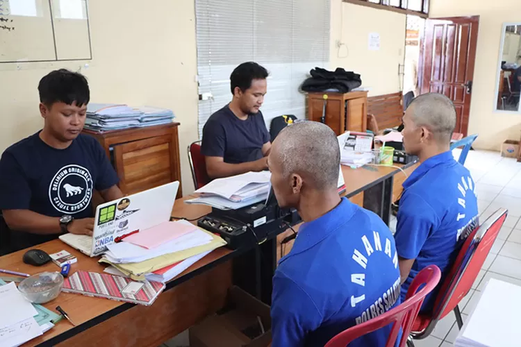 Dua pelaku pencurian ban sepeda motor dan velg saat menjalani pemeriksaan di Polres Salatiga.  (Dok Polres Polres Salatiga )