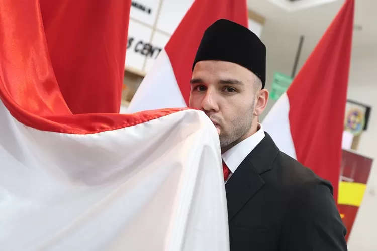 Calvin Verdonk mencium bendera Merah Putih usai mengucapkan sumpah sebagai WNI.  (pssi.org)
