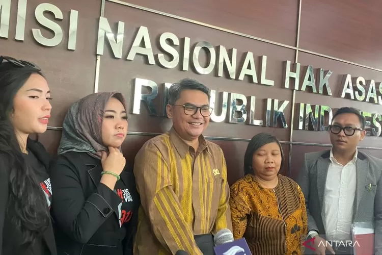 Arsip foto - Koordinator Subkomisi Penegakan HAM Komnas HAM Uli Parulian Sihombing (tengah) bersama kuasa hukum keluarga Vina berbicara kepada awak media di Kantor Komnas HAM, Jakarta Pusat, Senin (27/5/2024).  (ANTARA/Nadia Putri Rahmani)