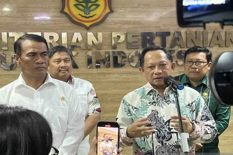 Menteri Pertanian (Mentan) Andi Amran Sulaiman (kiri), Menteri Dalam Negeri (Mendagri) Tito Karnavian (tengah), memberi keterangan usai Rapat Koordinasi Perluasan Areal Tanam dan Penandatanganan Nota Kesepahaman, di Jakarta, Jumat (7/6/2024). ( ANTARA/Harianto )