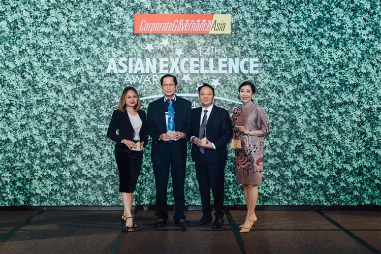 Presiden Direktur BCA Jahja Setiaatmadja (kedua kiri), Direktur BCA Vera Eve Lim (kanan), dan EVP Corporate Communication and Social Responsibility BCA Hera F. Haryn (kiri) di ajang Asian Excellence Award 2024 yang diselenggarakan oleh Corporate Governance Asia di Hong Kong, Jumat (31/5).  (Foto: Dok. Istimewa)