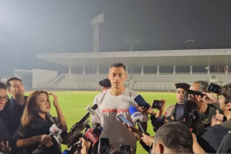 Pemain tim nasional Indonesia Jay Idzes menjawab pertanyaan para pewarta setelah menjalani latihan di Stadion Madya, Jakarta, Minggu (9/6/2024).  (ANTARA/RAUF ADIPATI)