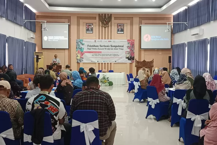 Pelatihan dan Sertifikasi Pewarnaan Batik di Balai Besar Standardisasi dan Pelayanan Jasa Industri Kerajinan dan Batik Kementerian Perindustrian. . (Foto: dokumen)