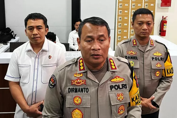 Kabid Humas Polda Jawa Timur Kombes Pol. Dirmanto saat menjelaskan perkembangan Polwan bakar suami di Mapolda setempat, Senin (10/6/2024).  (ANTARA/HO-Abed)