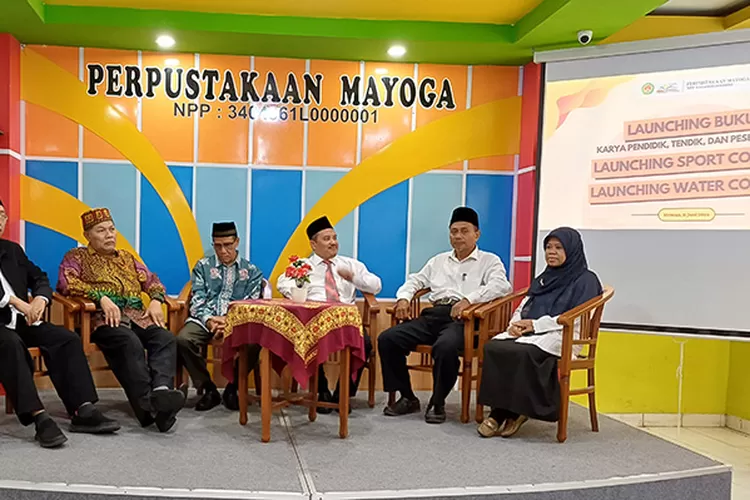 Para narasumber saat review dan uji publik kurikulum madrasah di MAN 3 Sleman. (Dok MAN 3 Sleman)