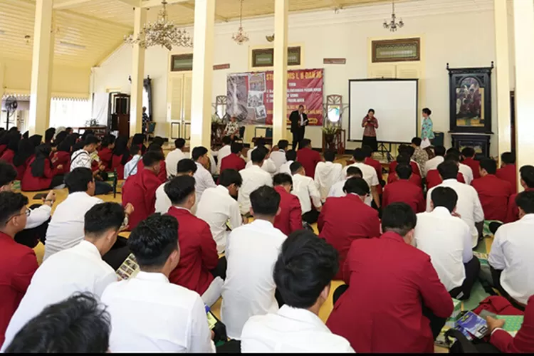 Suasana studi klinis mahasiswa Universitas Muhammadiyah Malang di Bangsal Kepatihan Kadipaten Pakualaman Yogyakarta.  (Teguh Priyono)