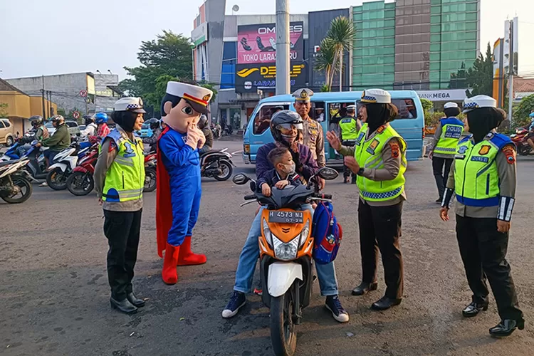 Badut Zebra Satlantas Polres Salatiga, Jawa Tengah menarik perhatian masyarakat.  (Dok Humas Polres Salatiga )