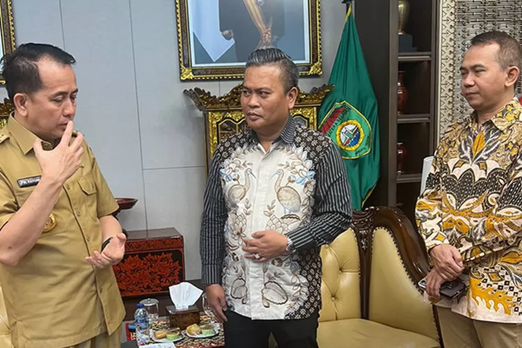 Pj Gubernur Sumsel  Dr. Agus Fatoni saat bertemu jajaran direksi PT Ayo Media Network dan PT Promedia Teknologi. (Dok Promedia)