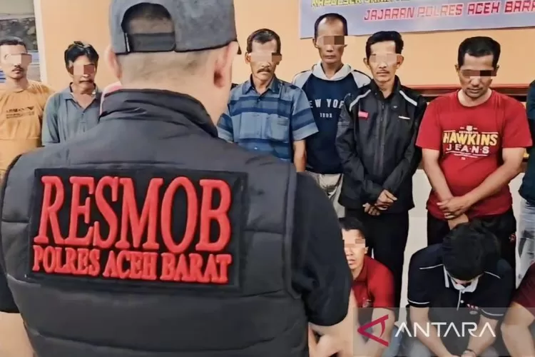 Personel polisi mendata 20 terduga pemain judi slot daring dan gim daring saat diamankan di Mapolres Aceh Barat di Meulaboh, Ahad (16/6/2024).  (ANTARA/HO-Polres Aceh Barat)
