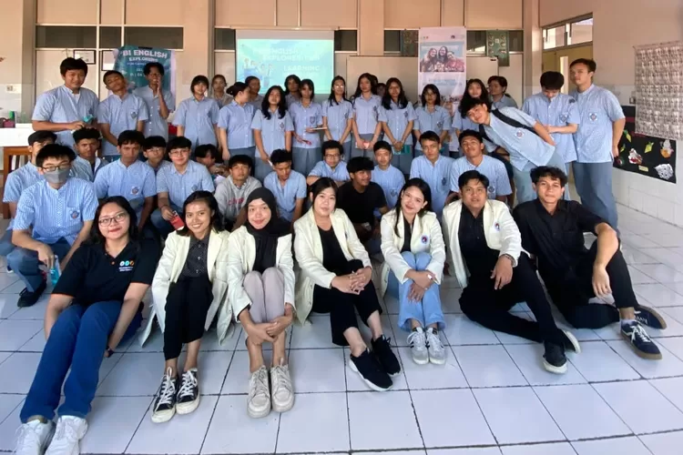 Mahasiswa PBI UKSW bersama SMA Kristen 1 Salatiga.  (Dok. PBI UKSW )