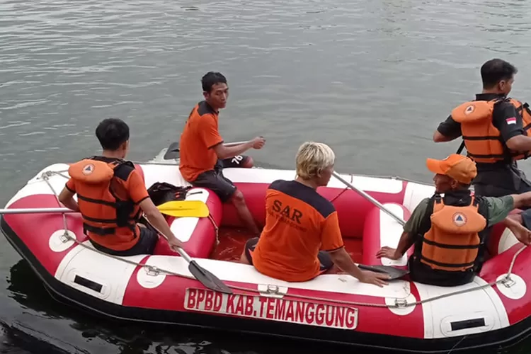 Ilustrasi: Tim SAR Temanggung saat melakukan pencarian pemancing tercebur di embung. (Dok Tim SAR)