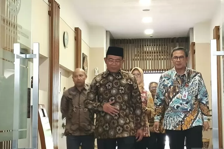 Menko PMK Muhadjir Effendy (dua dari kanan) usai silaturahim perayaan Idul Adha bersama para pegawai Kemenko PMK dan awak media di Kantor Kemenko PMK, Jakarta, Rabu (19/6/2024).  (ANTARA/Lintang Budiyanti Prameswari)