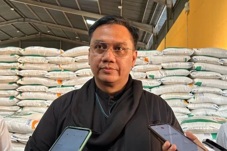  Anggota Ombudsman RI Yeka Hendra Fatika usai meninjau gudang Perum Bulog di Kalasan, Sleman, Yogyakarta, Rabu (19/6/2024). ( ANTARA/Maria Cicilia Galuh)