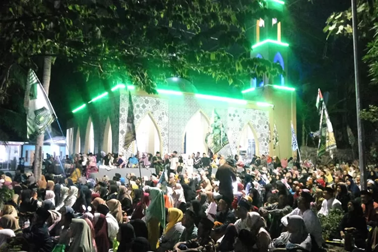 Suasana meriah saat jamaah bersholawat dalam peresmian Masjid Al Hidayah Kayuhan Wetan Pajangan.  (Teguh Priyono )