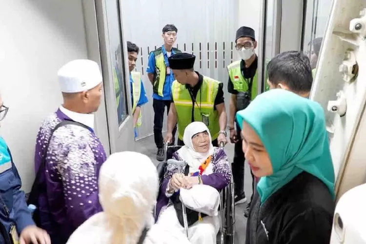 Jamaah haji jendak memasuki pesawat Garuda Indonesia.  (ANTARA/HO-Humas Garuda Indonesia)