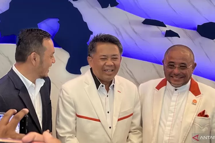 Arsip foto - Wakil Ketua Majelis Syura PKS Muhammad Sohibul Iman (tengah), bersama Ketua DPP Partai NasDem Willy Aditya (kiri) dan Sekretaris Jenderal PKS Habib Aboe Bakar Alhabsyi (kanan), di NasDem Tower, Menteng, Jakarta Pusat, Jumat (3/2/2023).  (ANTARA/Putu Indah Savitri)