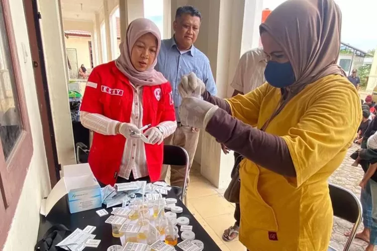 Petugas BNN Kota Banda Aceh saat tes narkotika di Banda Aceh, Minggu (23/6/2024).  (ANTARA/HO-Humas BNN Kota Banda Aceh)