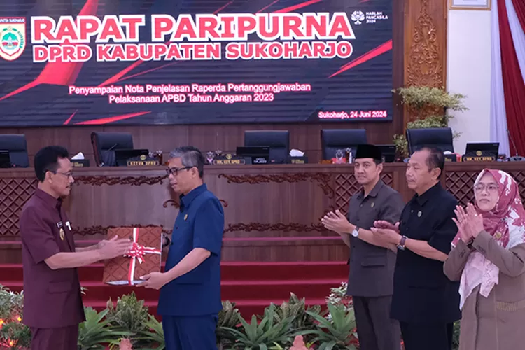 Wakil Bupati Sukoharjo Agus Santosa saat menyampaikan nota penjelasan Raperda APBD 2023 ke Ketua DPRD Sukoharjo Wawan Pribadi.  (Wahyu imam ibadi)