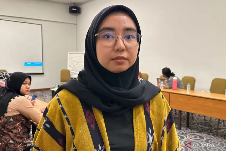  Koordinator Pengelolaan Pengetahuan Kalyanamitra, Lailatin Mubarokah, saat memberikan keterangan di kawasan Menteng, Jakarta, Senin (24/6/2024). ( ANTARA/Rio Feisal)