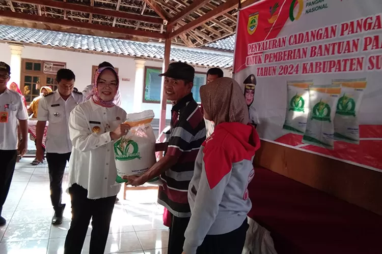 Bupati Sukoharjo Etik Suryani saat penyaluran bantuan beras CPP.  (Wahyu imam ibadi)