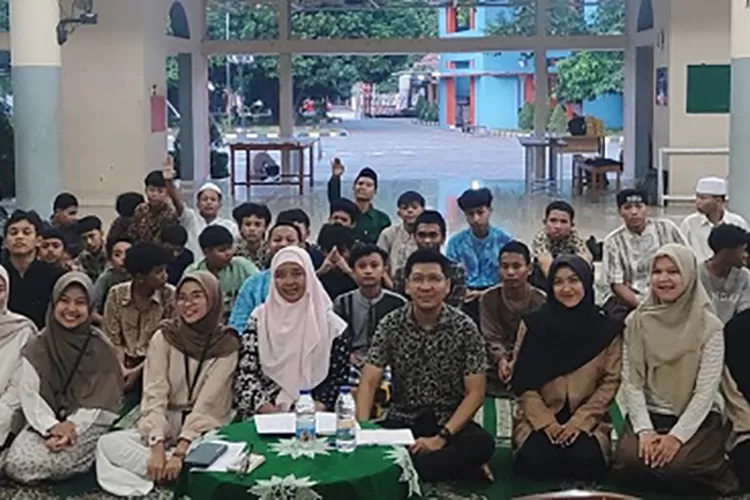 Sebagian peserta, panitia dan pembicara pelatihan Psychological First Aid saat foto bersama.  (Foto: Dok. UMBY)