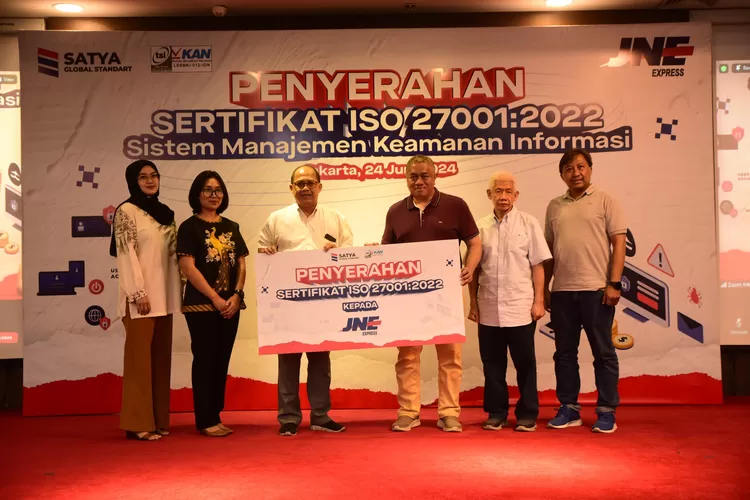 Perwakilan manajemen PT. TSI Sertifikasi Internasional dan manajemen JNE Express.  (Foto: Dok. Istimewa)