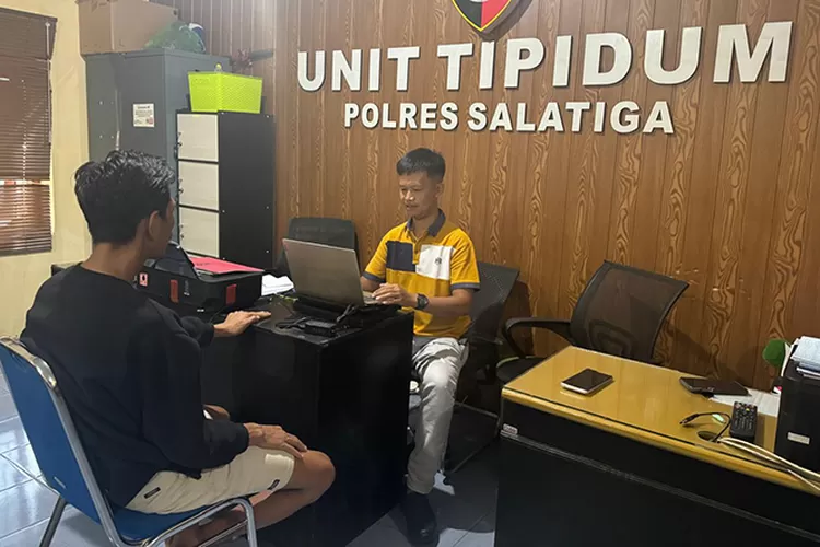 Tersangka DW yang melakukan penipuan terhadap bos jual beli mobil untuk main judol diperiksa di Polres Salatiga.   (Dok Polres Salatiga)