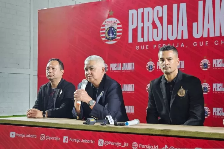 Direktur Utama Persija Jakarta Ambono Janurianto (tengah) menjawab pertanyaan pewarta di Nirwana Park, Depok, Sabtu (29/6/2024). (ANTARA/RAUF ADIPATI)