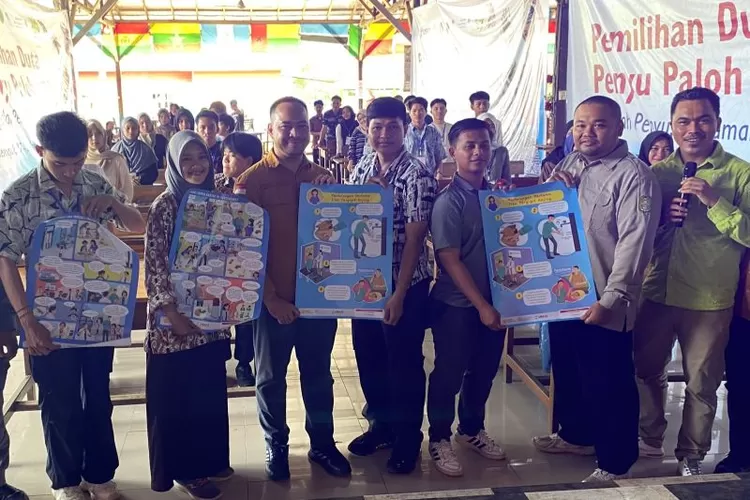 Edukasi tentang bahaya kasus gigitan hewan penular rabies di komunitas pemuda Desa Temajuk, Kabupaten Sambas, Kalbar.  (ANTARA/Helti Marini Sipayung)