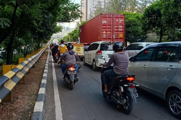 Kemacetan lalu lintas menjadi rutinitas di kota-kota besar di Indonesia, termasuk Kota Jakarta yang berada di urutan ke-29 sebagai kota termacet di dunia. Kondisi kemacetan dapat memicu stres dan kecemasan. ( ANTARA/Zita Meirina)