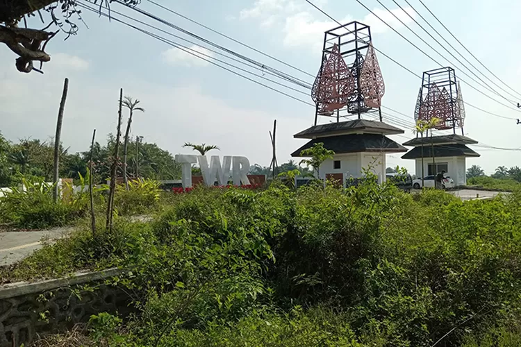 Kawasan TWR Salatiga yang Memprihatinkan. Diduga terlalu besar keinginan tanpa pertimbangan yang tepat. Awal lahan pertanian produktif kini merana.  (Edy Susanto HM )