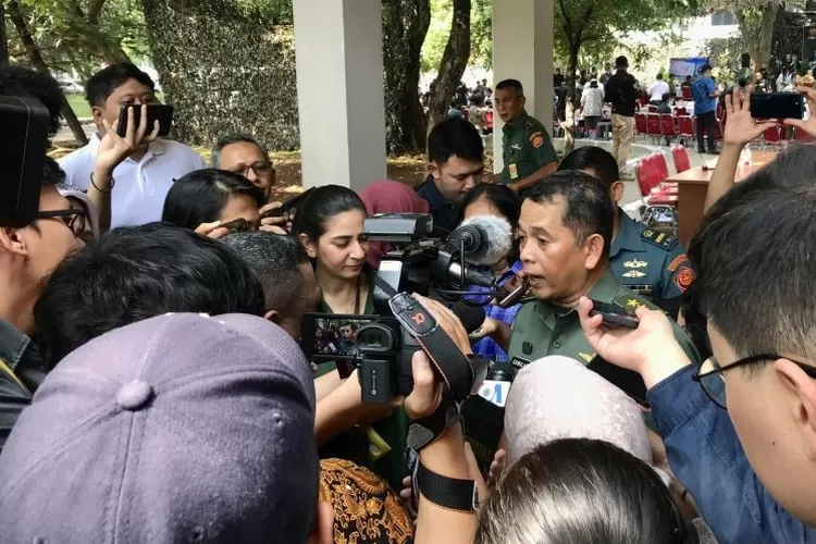 Kepala Pusat Penerangan (Kapuspen) TNI Mayjen TNI Nugraha Gumilar jumpa pers saat acara pertemuan Puspen TNI dan insan pers di Kantor Puspen TNI, Markas Besar TNI, Cilangkap, Jakarta, Rabu (3/7/2024).  (ANTARA/Genta Tenri Mawangi)