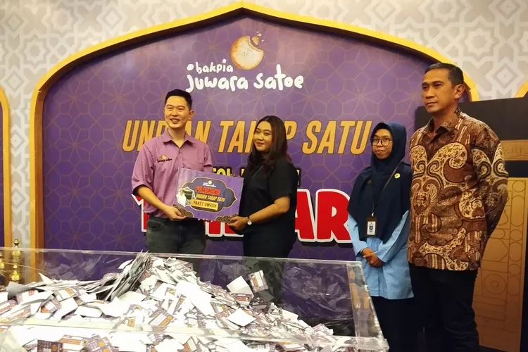 Pengundian Umroh Periode 1 Bakpia Juwara Satoe oleh Robertoshan Hasta Pustaka selaku perwakilan Bakpia Juwara Satoe pada Selasa (2/7/2024) di Lotus Ballroom Artotel Suites Bianti Yogyakarta. (Foto: Dok. Istimewa)
