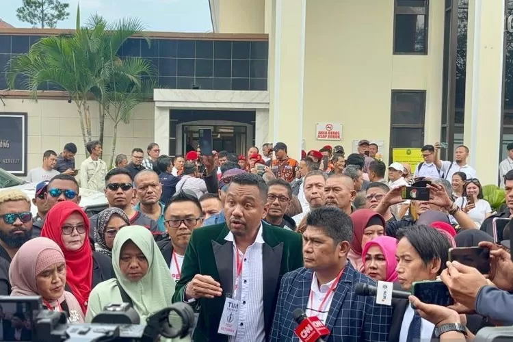 Tim kuasa hukum Pegi Setiawan saat memberikan keterangan di Pengadilan Negeri (PN) Bandung, Jawa Barat, Kamis (4/7/2024).  (ANTARA/Rubby Jovan)