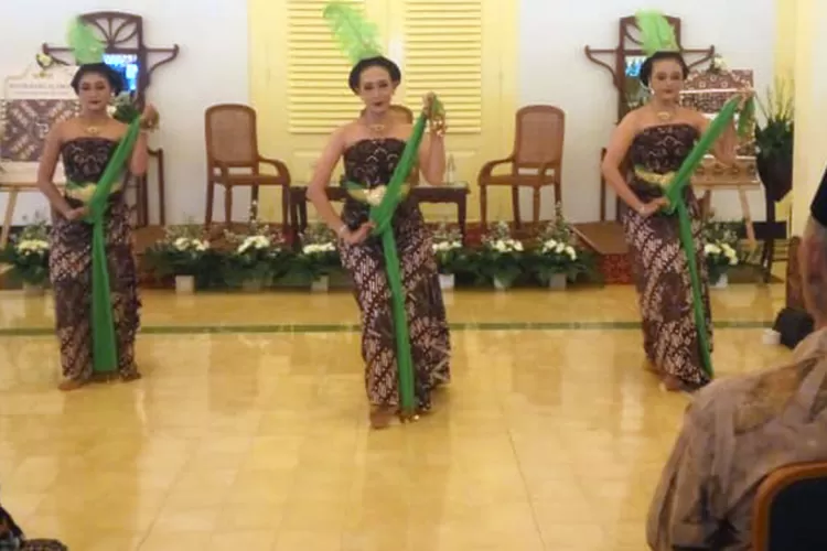 Penampilan tiga penari membawakan Beksan Tyas Muncar dalam pengenalan Buku Batik Pakualaman: Antara Tradisi Sastra dan Wastra.  (Teguh Priyono)