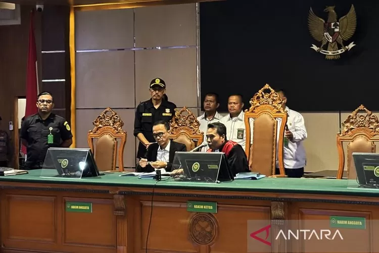 Hakim tunggal Eman Sulaeman saat sidang putusan di Pengadilan Negeri Bandung (PN) Bandung, Jawa Barat, Senin (8/7/2024).  (ANTARA/Rubby Jovan)