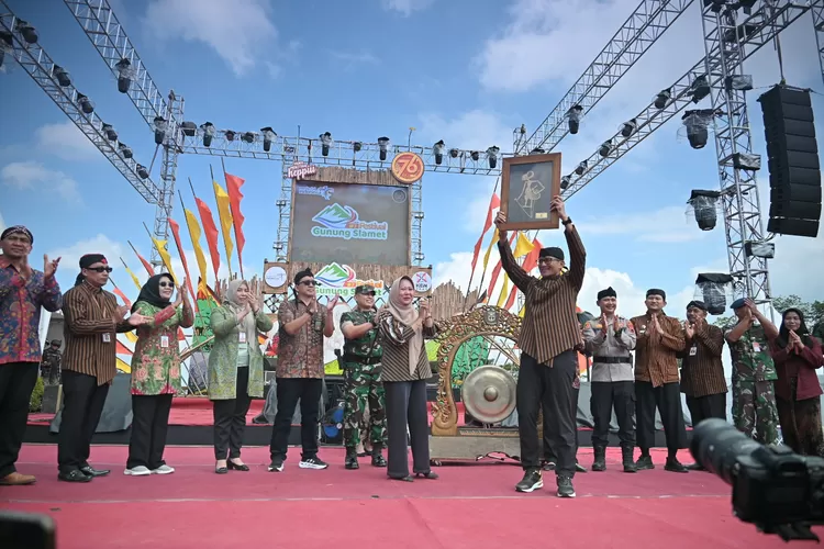 Menparekraf Sandiaga Uno mengunjungi Wonosobo dan Purbalingga dalam mendorong kebangkitan ekonomi kreatif di Indonesia.  (Foto: Dok. Istimewa)