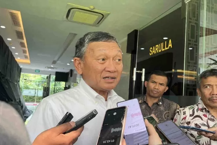 Menteri Energi dan Sumber Daya Mineral Arifin Tasrif diwawancara awak media di Jakarta, Jumat (12/7/2024).  (ANTARA/Harianto)