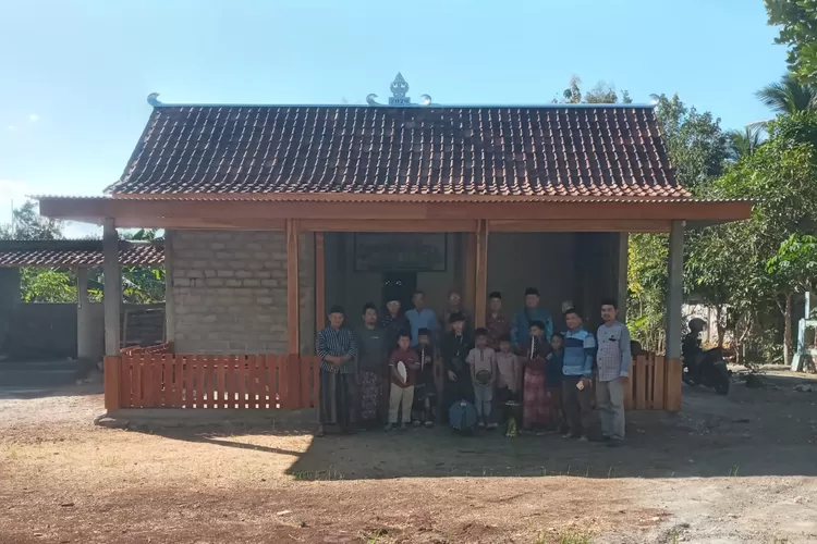 Pengurus LKS Mitra Amanah bersama para santri Madrasah Diniyah Cahaya Insan Mulia.  (Foto: Dok. Istimewa)