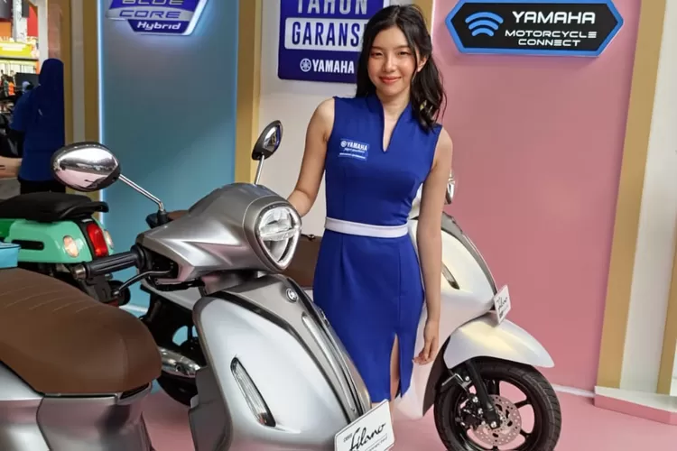 Sales Promotion Girls dari PT Yamaha Indonesia Motor Manufaturing dengan ramah menyambut dan menyapa pengunjung yang datang ke ajang Jakarta Fair Kemayoran atau PRJ mulai dari 12 Juni hingga 14 Juli 2024.  (Foto: Dok. Istimewa)