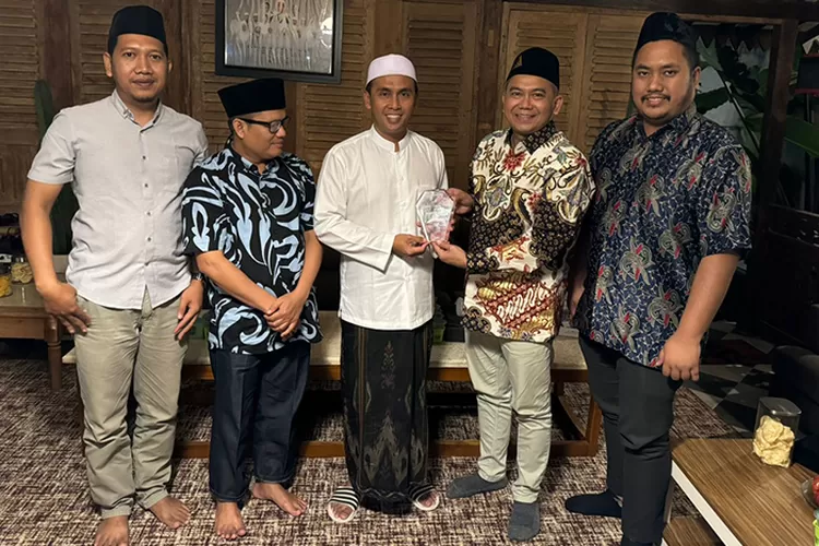 CEO Promedia Teknologi Indonesia Agus Sulistriyono menyerahkan cinderamata mata kepada Rektor Universitas KH Mukhtar Syafa'at Dr KH Ahmad Munib Syafa'at.  (Dok Promedia)