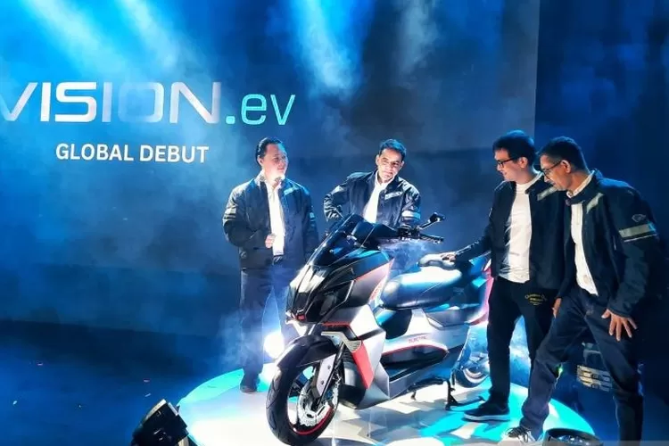 IMOTO resmi hadirkan kendaraan elektrik pertama merak yang diproduksi lokal yakni Vision.ev di Jakarta, Selasa (16/7/2024). ( ANTARA/Chairul Rohman)