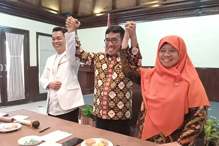 Muh Haris (tengah) mendeklarasikan pencalonan Walikota Salatiga 2024 pada Pilkada Salatiga 2024 beberapa Waktu lalu. ( Edy Susanto HM)
