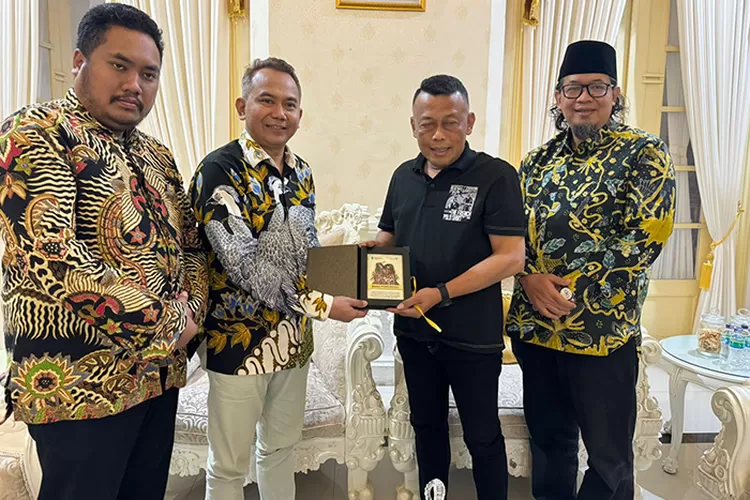 Bupati Ponorogo Sugiri Sancoko bertukar cendera mata dengan CEO PT Promedia Teknologi Indonesia, Agus Sulistriyono. (SketsaNusantara.id)